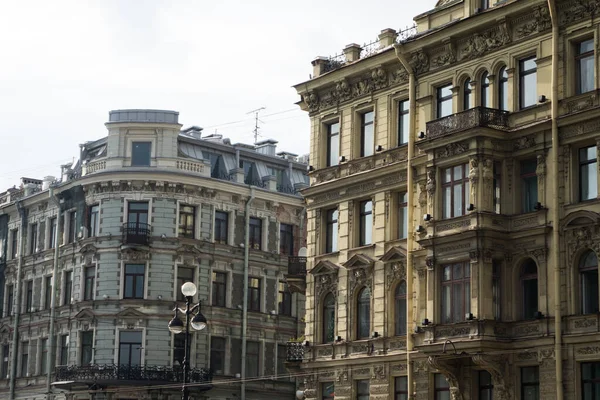 Canto Lado Lado Dois Edifícios Clássicos Típicos São Petersburgo Perspectiva Imagens Royalty-Free