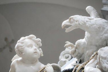 Eski Rönesans hafifsiklet beyaz heykel küçük bir çocuk aşk tanrısı ve kartal yan yana