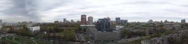 Önünde sokak ve birkaç kule bulunan yerleşim bölgesi panoraması Mozhaysky İlçesi, üst kattan.