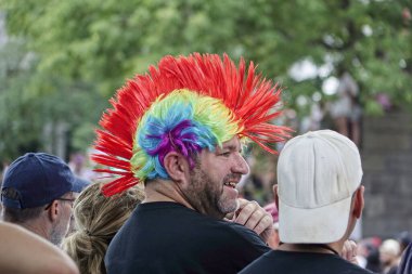 Montreal / Kanada - 6 Temmuz 2019: Carifiesta Montreal 2019: Yazın Karayip Geçidi ve Karnavalı. Tören insanları. Gökkuşağı gibi saçı olan bir adam.