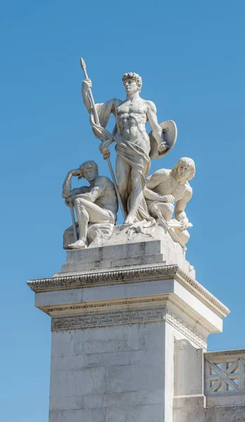 Roma 'daki Victor Emmanuel Ulusal Anıtı' nın yakınındaki bir heykel. Mızrağı ve kalkanı olan adam.