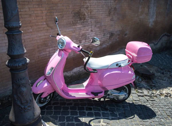 Roma / İtalya - 20 Temmuz 2013: İtalya caddesinde klasik parlak pembe scooter