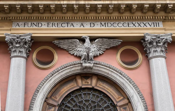 Roma binalarından birinin üzerinde diğer dekorlarla çevrili kartal dekoratif heykel var. Etiket çevirisi: 