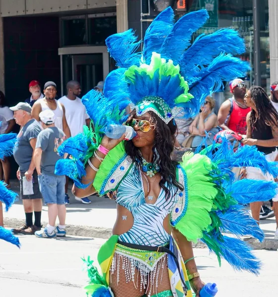 加拿大蒙特利尔 2019年7月6日 Carifiesta Montreal 2019 夏季的加勒比游行和嘉年华 游行的人 穿着带羽毛的大猩猩服装的女人 — 图库照片