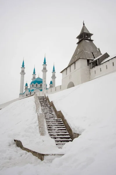 Kazan Kremlin 'in duvarının önündeki tepede ve Kul Şerif Camii' nde tonlarca kar var.