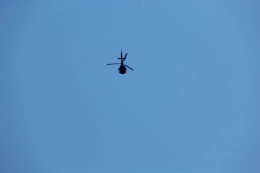 Parlak mavi gökyüzünde helikopter