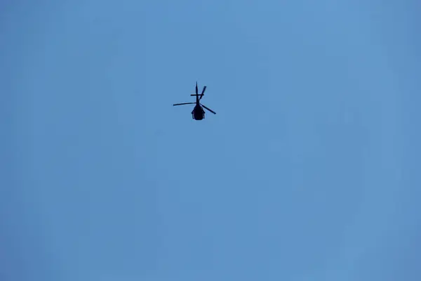 明亮蓝天中的直升机 — 图库照片