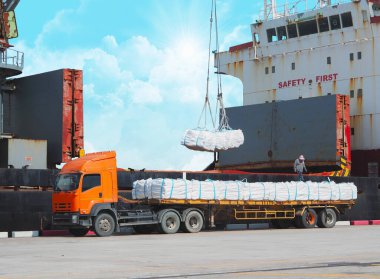 Şeker torbası ürünleri limandaki gemi faaliyetlerine yükleniyor, vinci taşıyıcı vinç yükünden taşıyıcı deliğine yükleniyor. Tarım ürünü ithalat-ihracatı.
