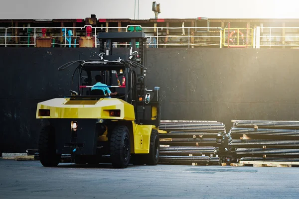 Liman Limanındaki Aracın Yanında Büyük Bir Forklift Yığını Kargo Gemiden — Stok fotoğraf