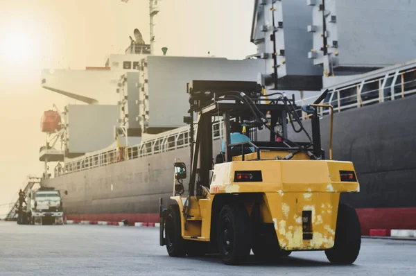 Liman iskelesi, büyük bir forklift limandaki gemiden yük yükleme ve boşaltma..