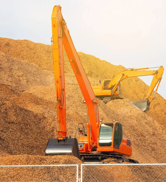 Backhoe Werken Aan Hout Spaanders Stapel — Stockfoto