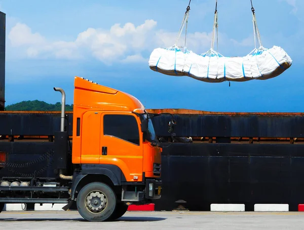 Jumbo torbasına rafine şeker yükleniyor. Kargo teslimatı ve nakliyat