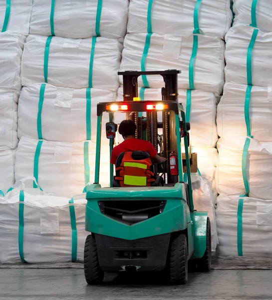 Vorkheftruckbediening Een Magazijn Vracht Een Jumbo Zak Een Stapel Tillen — Stockfoto