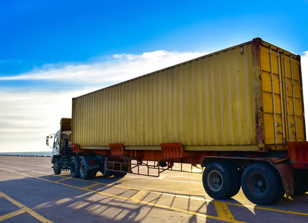 Container Truck Met Een Prachtige Lucht Achtergrond — Stockfoto