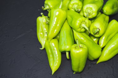 Siyah arka planda taze yeşil biber
