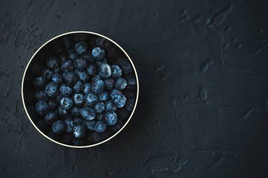 Böğürtlenler cam kasede