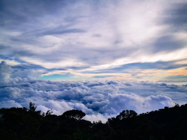 Kinanbalu Dağı 'nın zirvesine yakın bir manzara nam-ı diğer Sabah Malezya' da Akinabalu