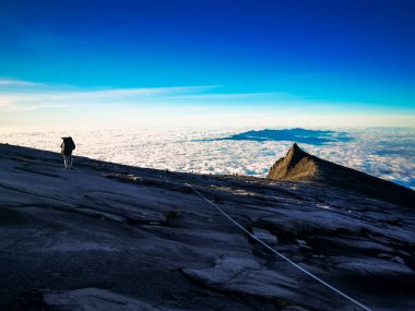 Kinanbalu Dağı 'nın zirvesine yakın bir manzara nam-ı diğer Sabah Malezya' da Akinabalu