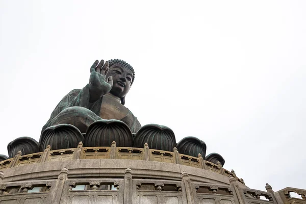 Grande Statua Bronzo Buddha Shakyamuni Con Spazio Sfondo Bianco Negativo — Foto Stock