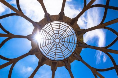 Güneşli bir günde mavi gökyüzü arka planına sahip demir yapı önplanı