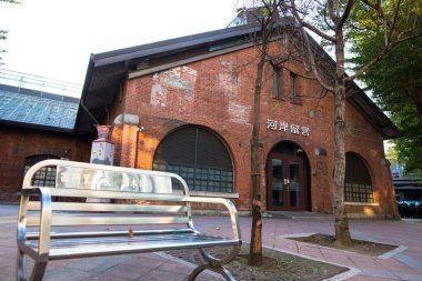 Kızıl Tiyatro aslında bir pazar binasıydı, zemin katı bir mağaza olarak hizmet vermekteydi, 1945 'ten itibaren bina bir tiyatro olarak kullanıldı, Pekin Operası sahnelenen bir kumpanyaya ev sahipliği yaptı..