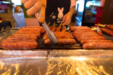 Taipei Tayvan Asya 'da popüler sokak yemekleri ızgara sosis.