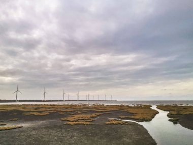 Gaomei, arka planda rüzgar enerjisiyle çalışan elektrik jeneratörüyle turistik bir yer.