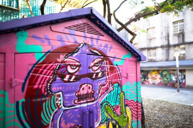 Taipei Tayvan 'ın arka sokağında renkli sprey boyayla duvar önü grafitti vandalizmi.