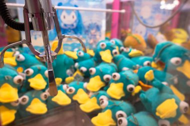 Asya ülkesinde yaygın olarak görülen Çin Tayvan pençe otomatına yakından bakın.