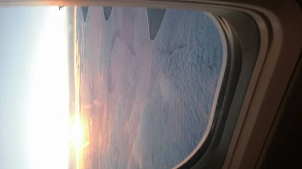 飛行機の窓からの夕日 — ストック写真