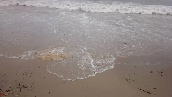 Kustlijn Fijn Zand Met Water Een Stroparasol Zonnebaden Tunis Nabel — Stockfoto