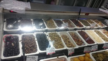 Farklı zeytinlerden oluşan bir vitrin.