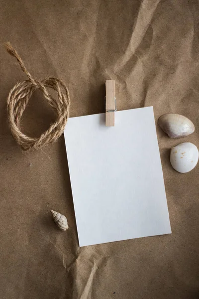 牛皮纸白纸 带有壳和绳 — 图库照片