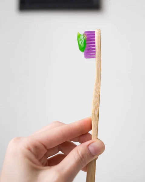 Розовая Бамбуковая Зубная Щетка Зеленой Зубной Пастой Руке — стоковое фото