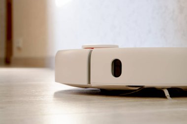 Ahşap kaplamalı elektrikli süpürge akıllı temizlik teknolojisi.