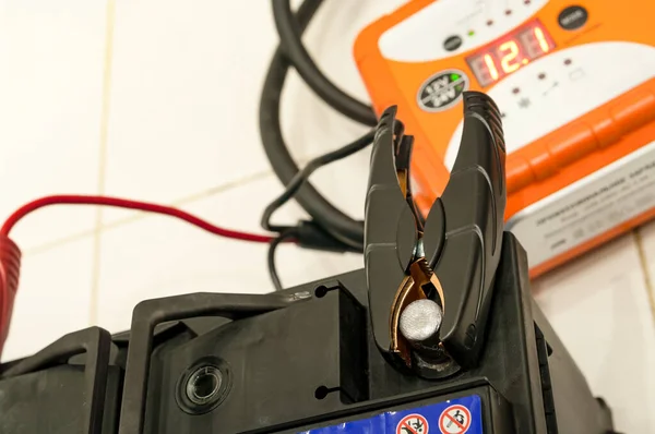 Aufladen Der Autobatterie Mit Roten Und Schwarzen Kupferclips Den Klemmen — Stockfoto