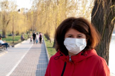 Tıbbi maskeli bir kadının portresi. 2020 'de dünyada karantina. Koronavirüsün önlenmesi SARS-CoV-2 salgını