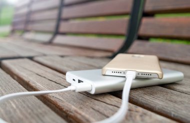 Akıllı telefon yedek kulübesinde şarj oluyor..