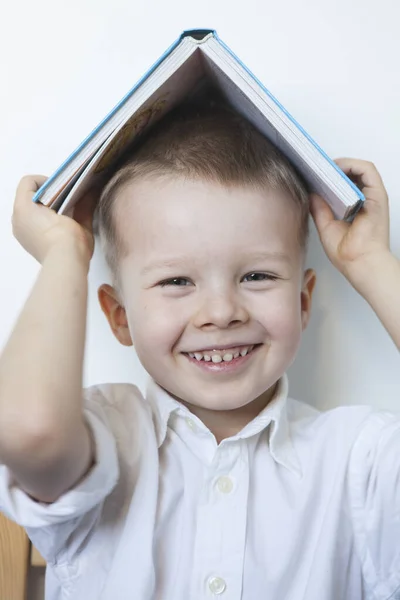 Kafasında kitap olan sevimli çocuk..