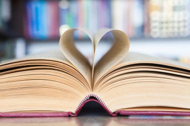 Sayfalar kalp şeklinde katlanmış.