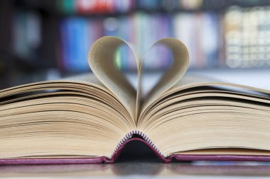 Sayfalar kalp şeklinde katlanmış.