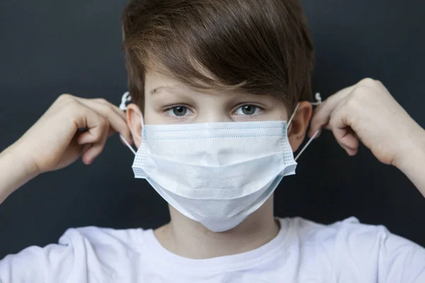 Söt Pojke Medicinsk Mask Karantänbarn Grund Epidemi — Stockfoto