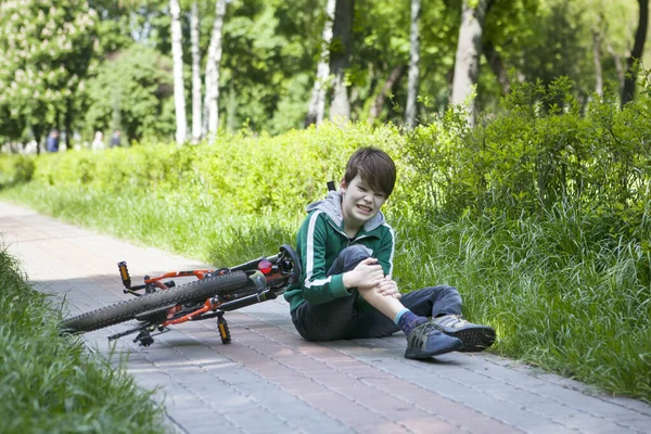 自転車から落ちたばかりの少年が — ストック写真