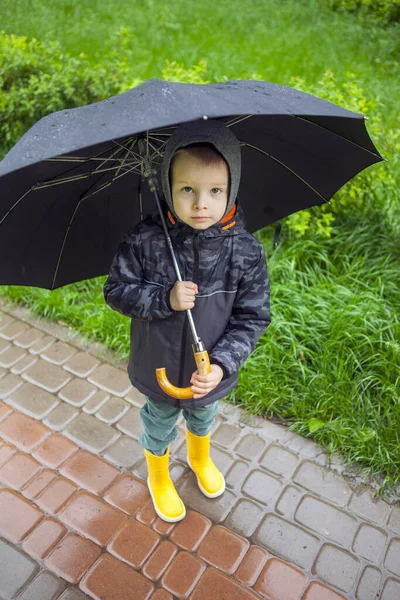 Ragazzo Stivali Gialli Sotto Pioggia — Foto Stock