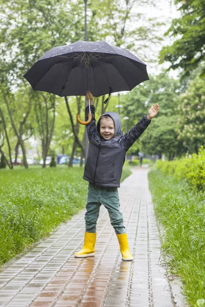 Menino Botas Amarelas Chuva — Fotografia de Stock