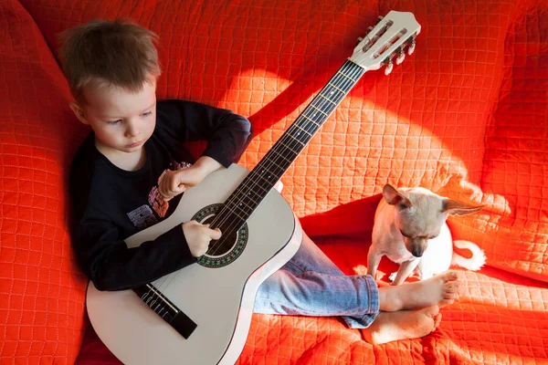 Dois Irmãos Aprendem Tocar Guitarra Acústica — Fotografia de Stock