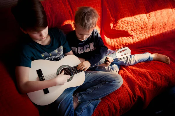 Dois Irmãos Aprendem Tocar Guitarra Acústica — Fotografia de Stock