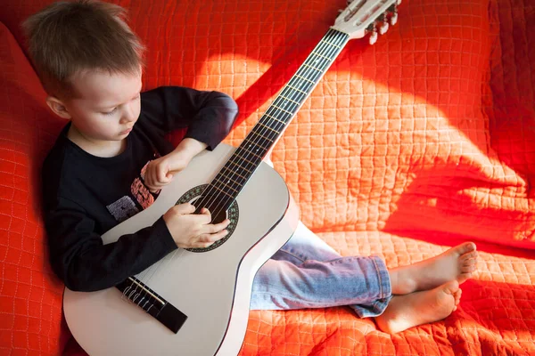 Dois Irmãos Aprendem Tocar Guitarra Acústica — Fotografia de Stock