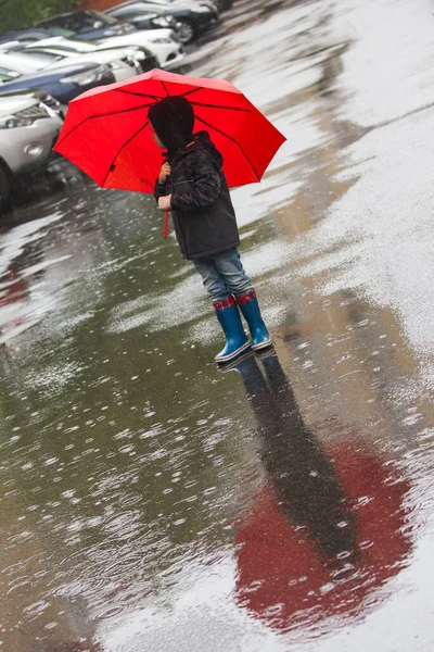 Ragazzo Cammina Sotto Pioggia Battente — Foto Stock