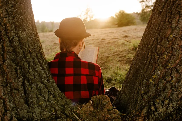 Jeune Fille Dans Chapeau Lit Livre Appuyé Contre Arbre Dans — Photo